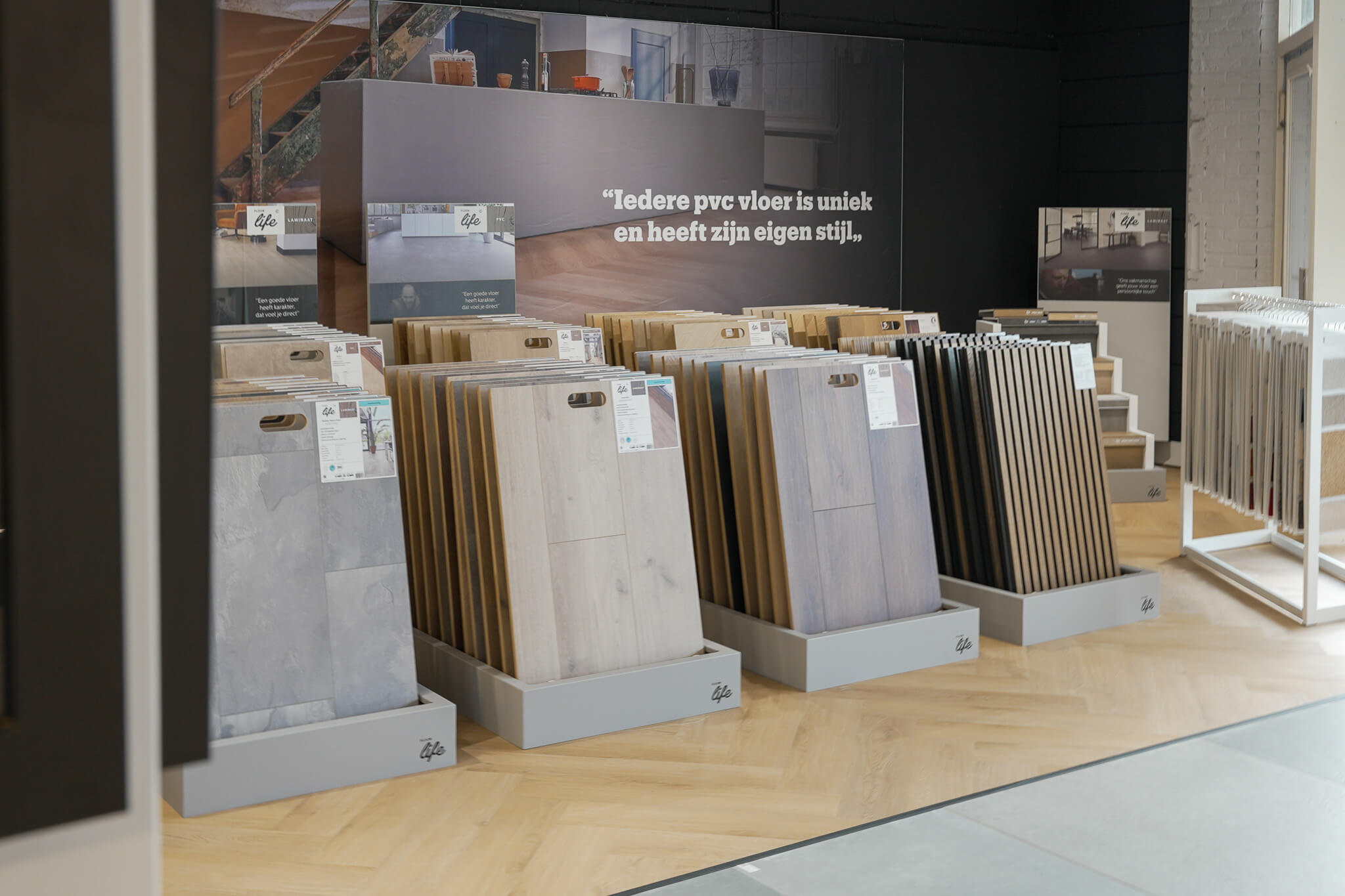 Moderne, industriële badkamer met zwarte accenten